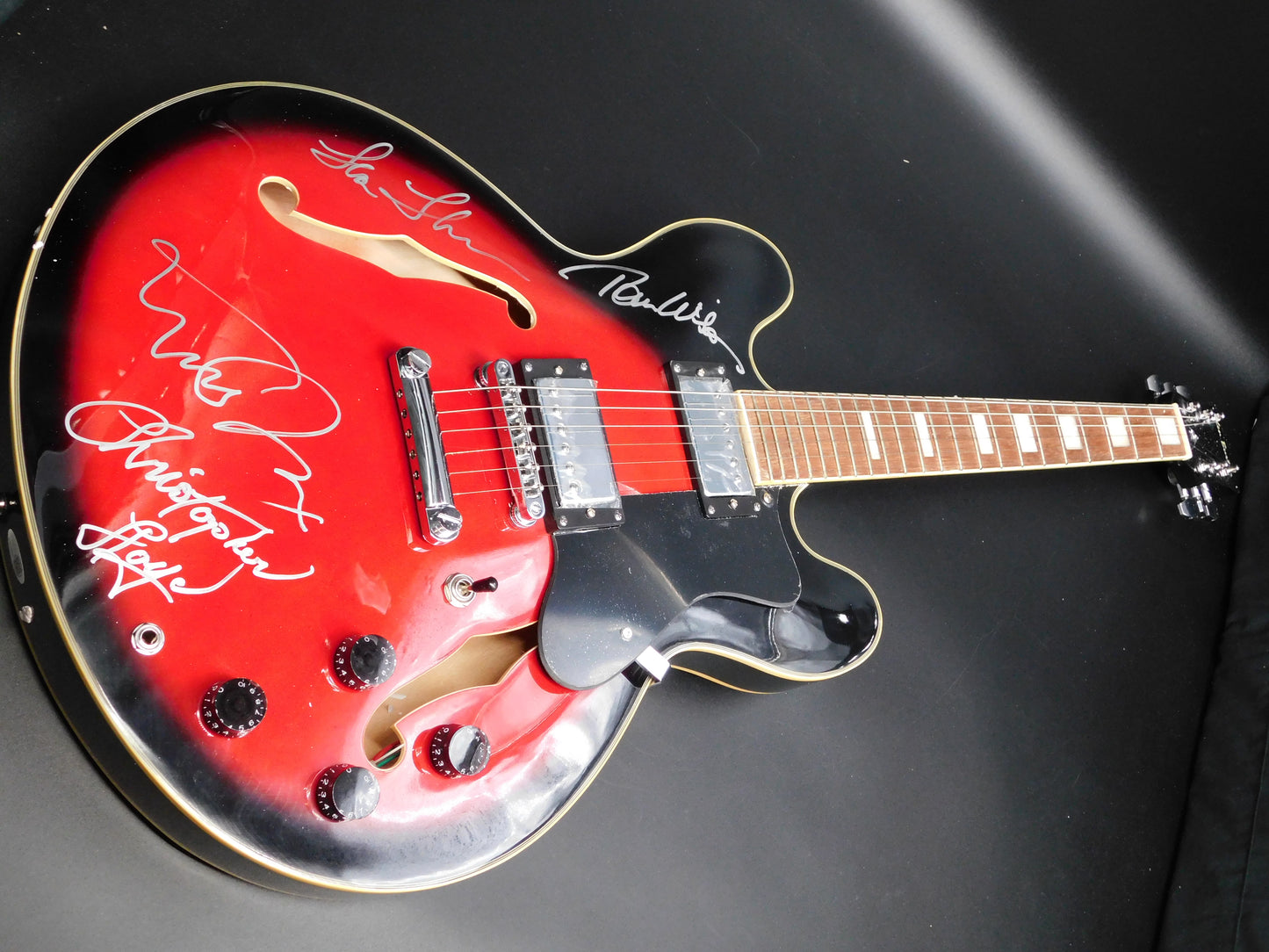 Back to the Future Cast Signed Guitar w/ Michael J Fox, Christopher Lloyd, Tom Wilson, Lea Thompson JSA COA
