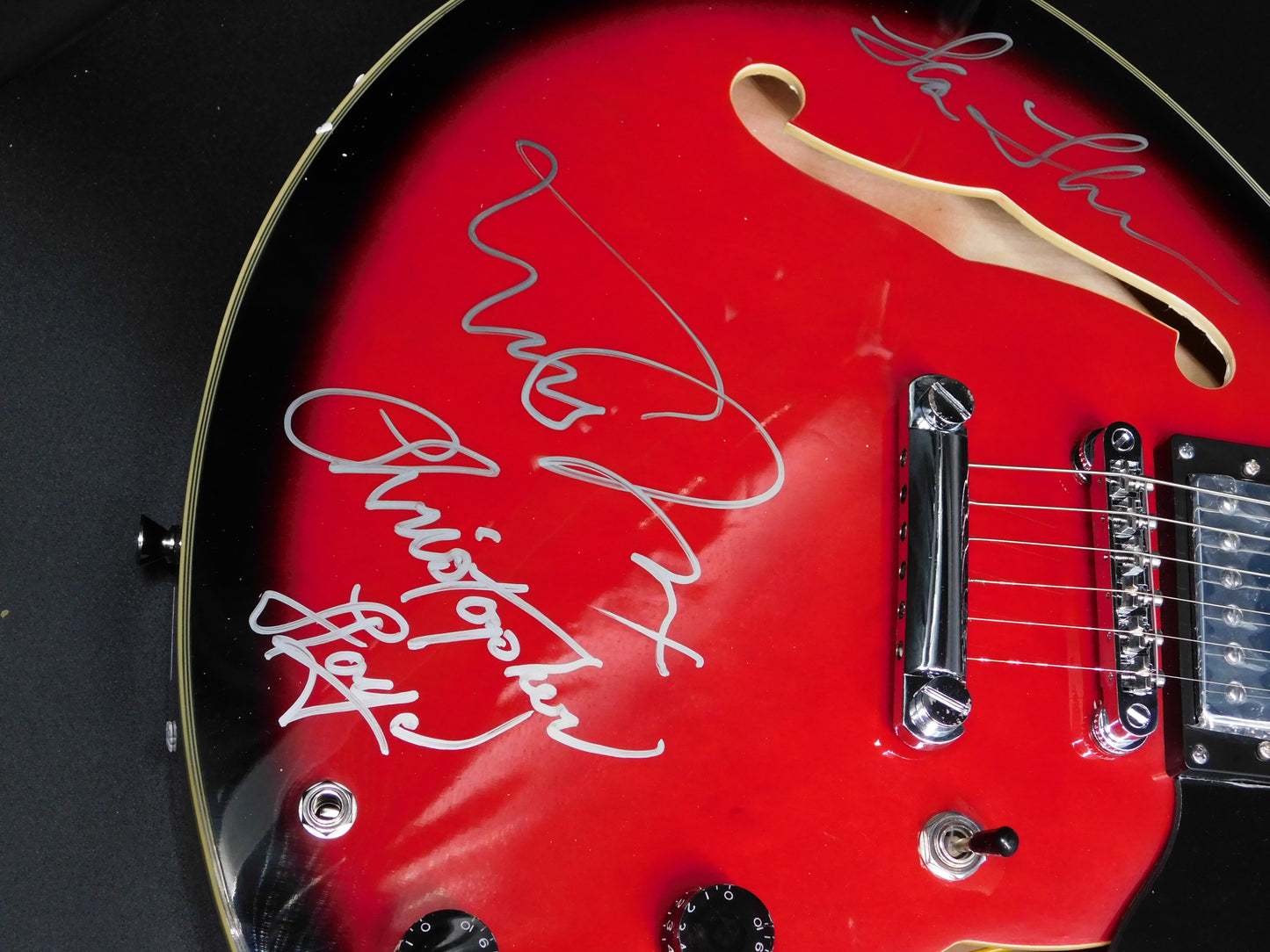 Back to the Future Cast Signed Guitar w/ Michael J Fox, Christopher Lloyd, Tom Wilson, Lea Thompson JSA COA
